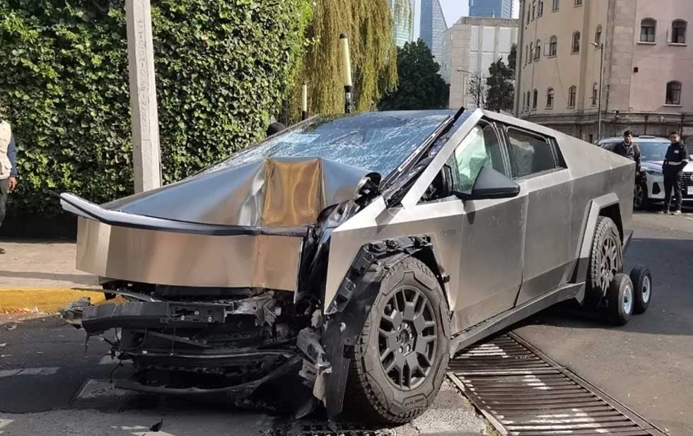 Tesla Cybertruck Choca Contra Vivienda en San Miguel Chapultepec