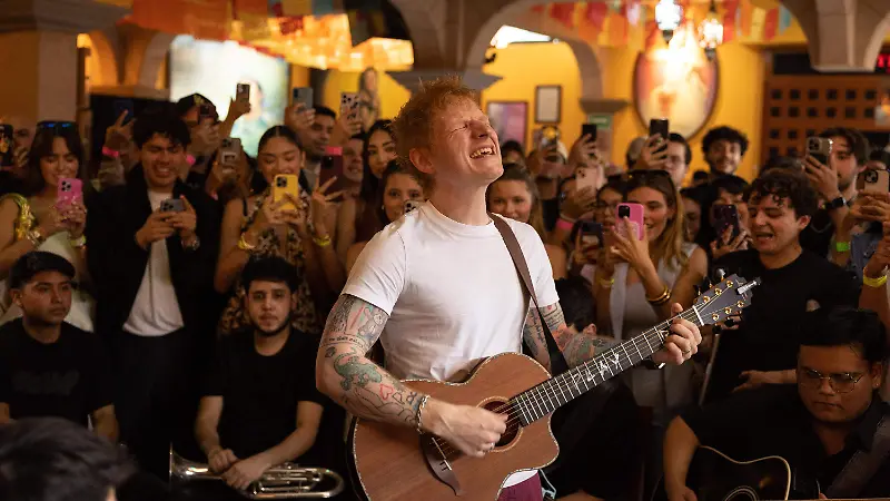 Ed Sheeran canta con mariachis en Garibaldi y conquista el corazón de México