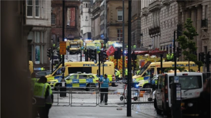 Terror en las celebraciones del Liverpool: conductor arrolla a aficionados tras desfile del título de la Premier League