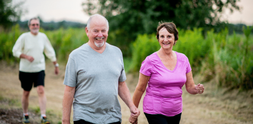 Caminata 6-6-6: el hábito sin gimnasio que mejora cuerpo y mente después de los 60
