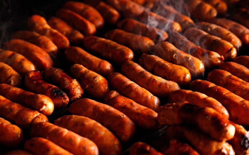 Detectan aditivos potencialmente cancerígenos en popular chorizo vendido en México