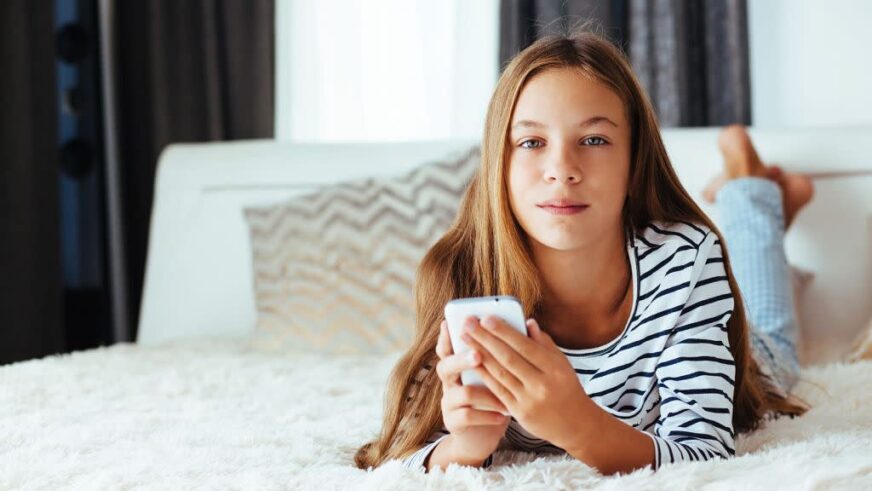 ¿Demasiado tiempo frente al móvil? Así afecta el uso de pantallas al sueño y la salud mental de las adolescentes