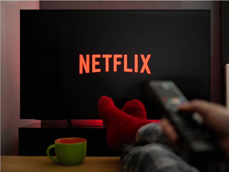Netflix rompe su propio modelo y lanza programación continua estilo TV de paga