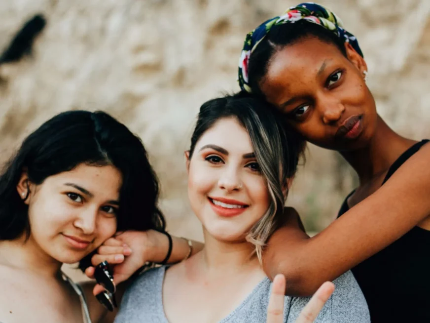 ¿Por qué algunas personas aceptan estar en relaciones con más de dos involucrados?