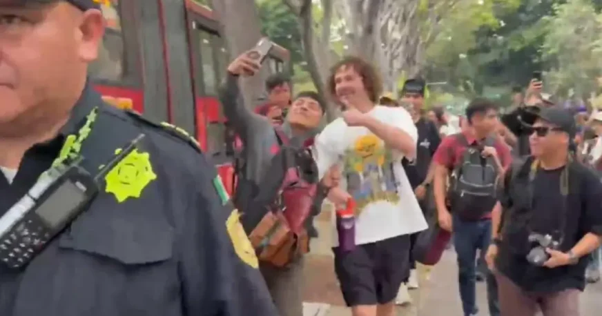 “¡Tú eres parte del problema!”: Luisito Comunica enfrenta reclamos en marcha contra la gentrificación