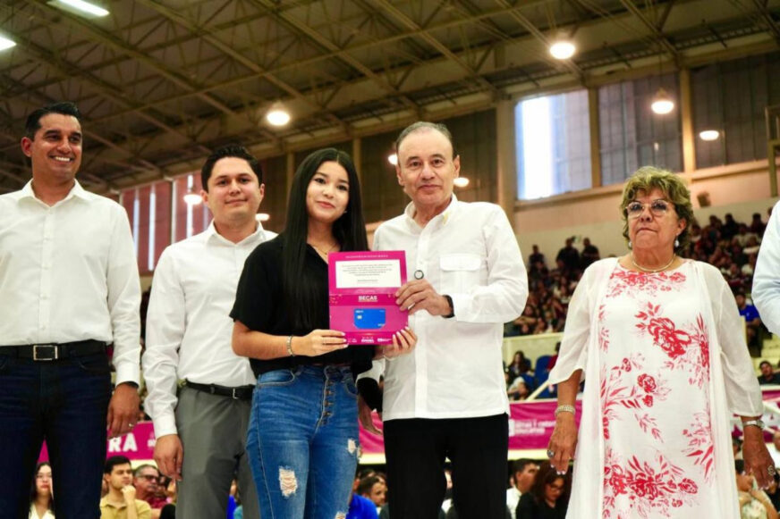 ¡Educación con oportunidades! Entrega Durazo becas a universitarios en Cajeme