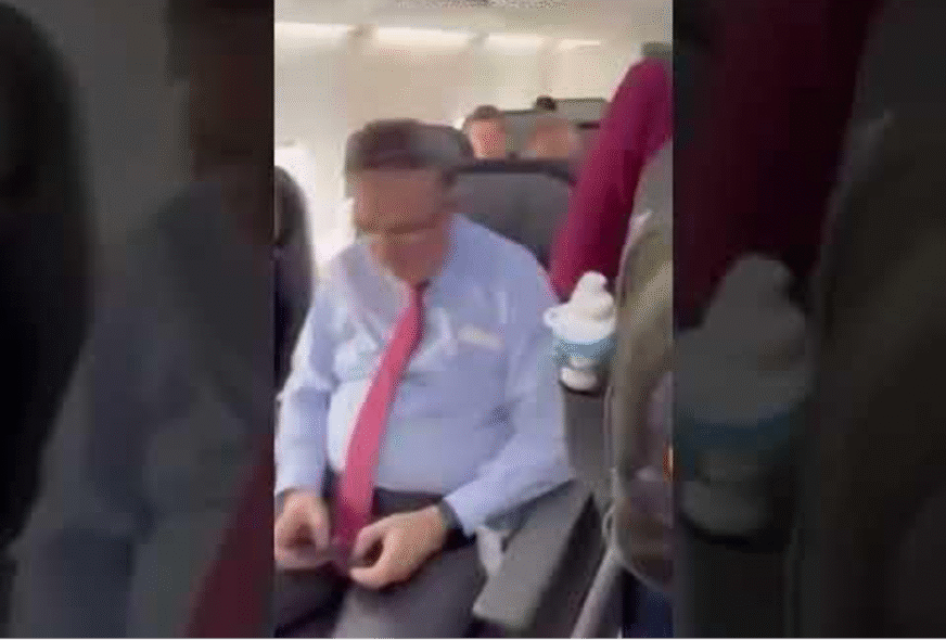 Captan a Marcelo Ebrard en primera clase mientras Sheinbaum pide viajar austero