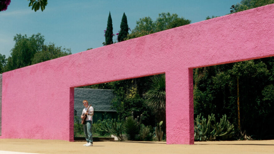 “A Little More”: Ed Sheeran rinde homenaje a México desde la icónica Cuadra San Cristóbal
