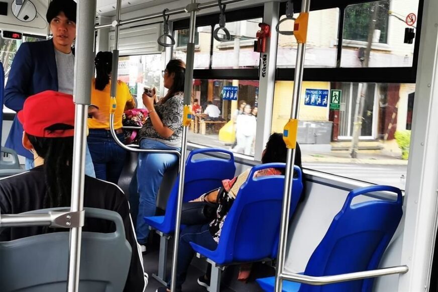 ¿Mochila con boleto? Polémica en el Trolebús por joven que ocupó dos asientos