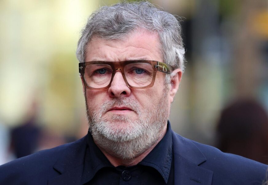 El hermano mayor de Liam y Noel Gallagher, miembros de Oasis, enfrenta acusaciones de violación y otros delitos sexuales en Londres