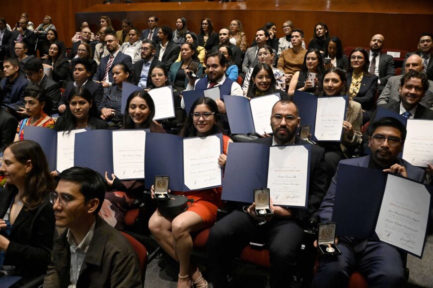 Excelencia con sentido social: UNAM entrega la Medalla Alfonso Caso a 92 posgraduados