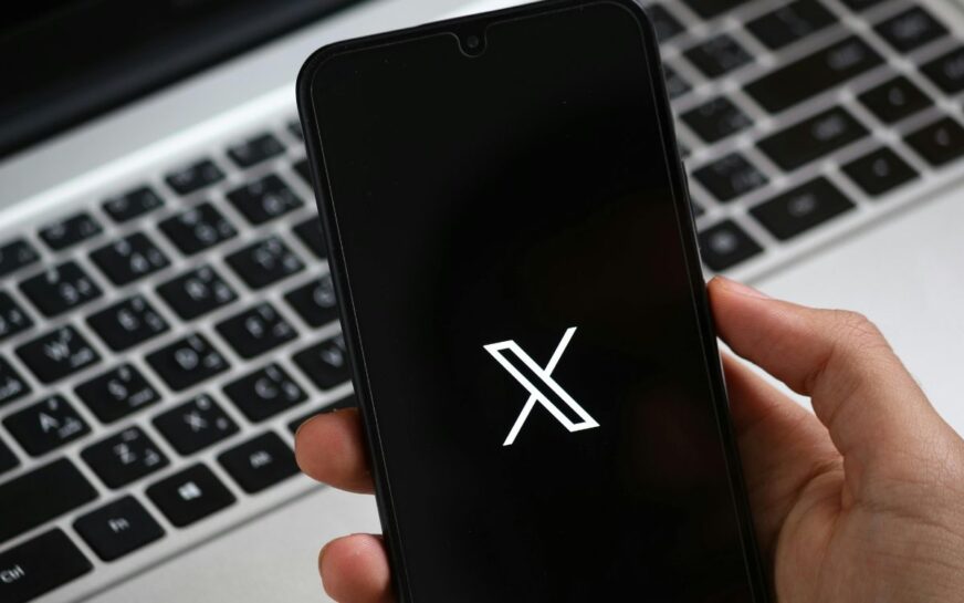 XAI demanda a exempleado por robo de secretos de Grok