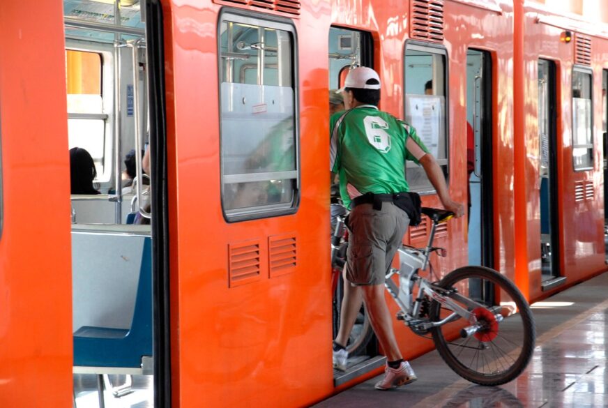 El Metro permitirá el acceso con bicicletas este sábado por el Paseo Nocturno de Día de Muertos