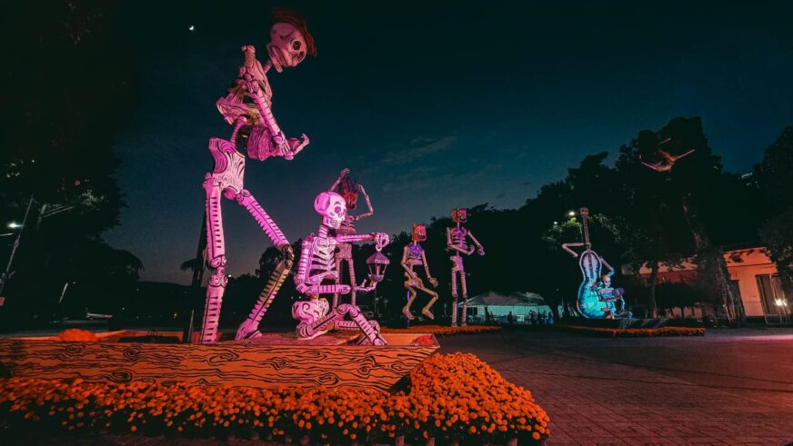 La magia del papel: la Mega Ofrenda 2025 llega al corazón de Xochimilco