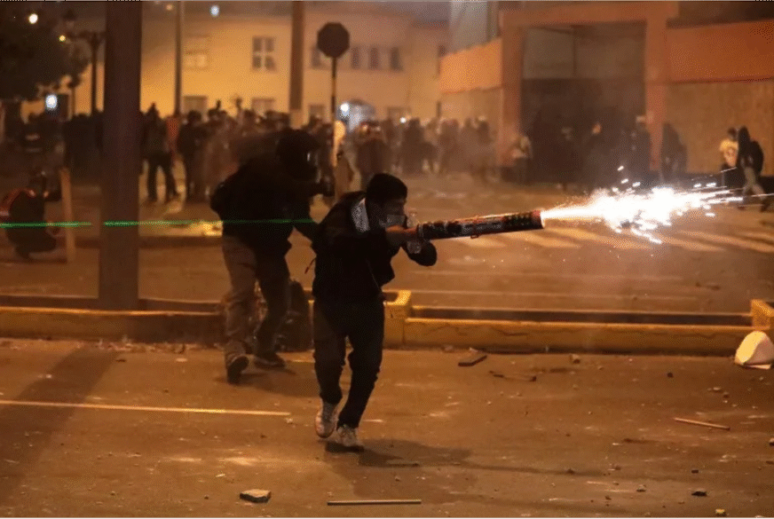 Protestas en Perú dejan un muerto y más de 100 heridos mientras jóvenes exigen cambios al gobierno de Jerí
