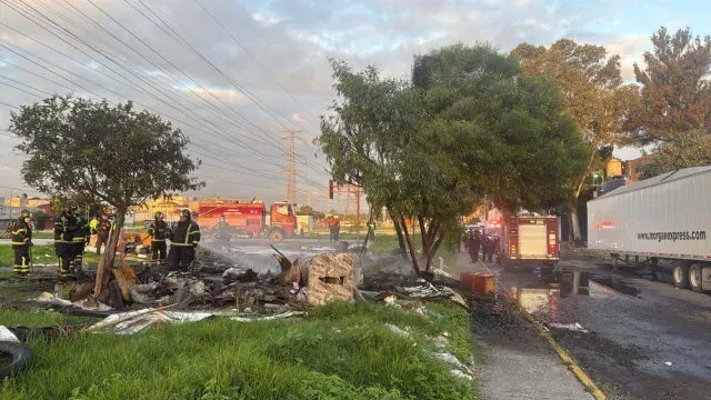 Fuego en Iztapalapa: Personas en situación de calle provocan incendio por fogata