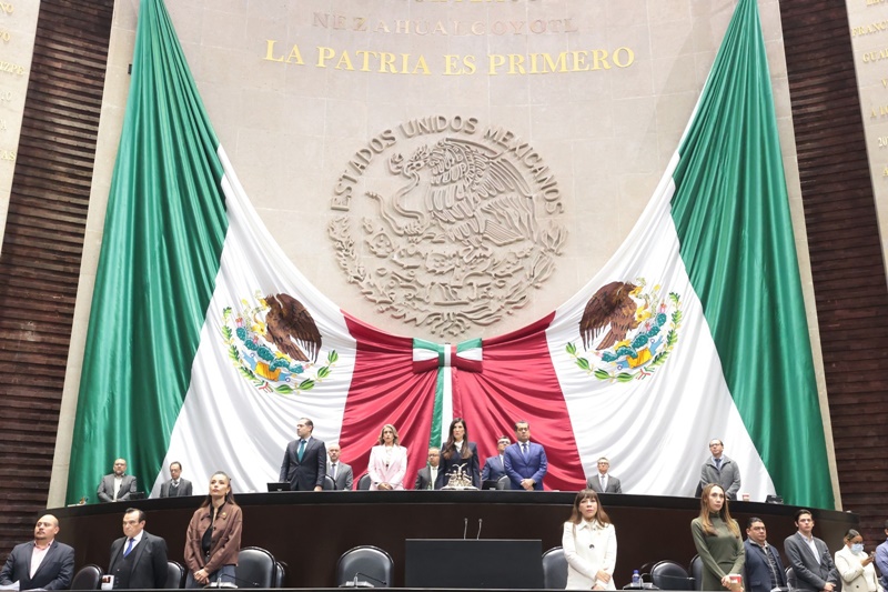 Congreso rinde homenaje a Carlos Manzo: minuto de silencio y aplausos