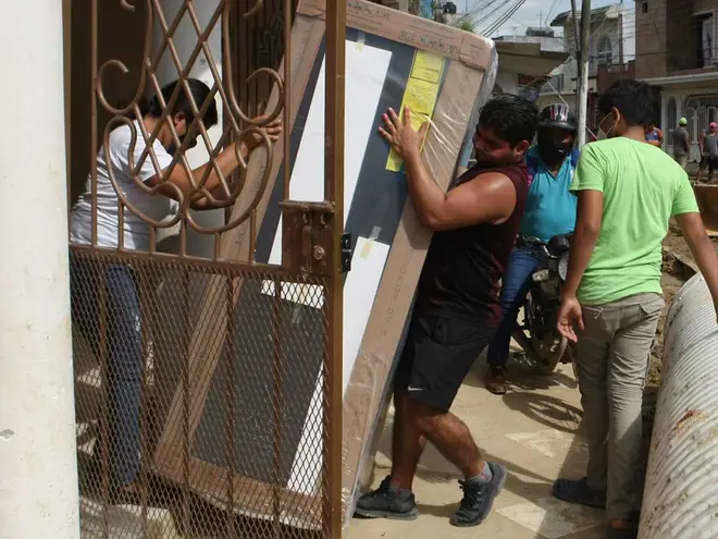 Reparten refrigeradores a hogares dañados por lluvias en CDMX