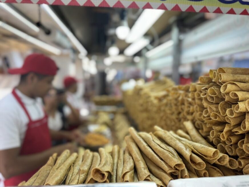 El paraíso de las flautas en Metro Revolución: sabor callejero que no descansa