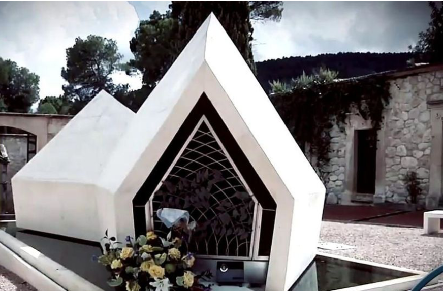 Indignación por grabaciones de una serie para adultos en la tumba de Camilo Sesto