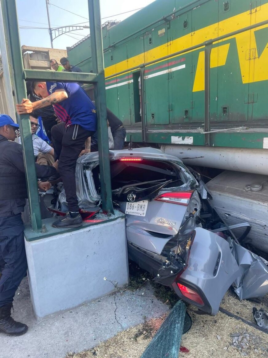 Conductor intenta ganarle el paso al tren y provoca accidente en la Gustavo A. Madero