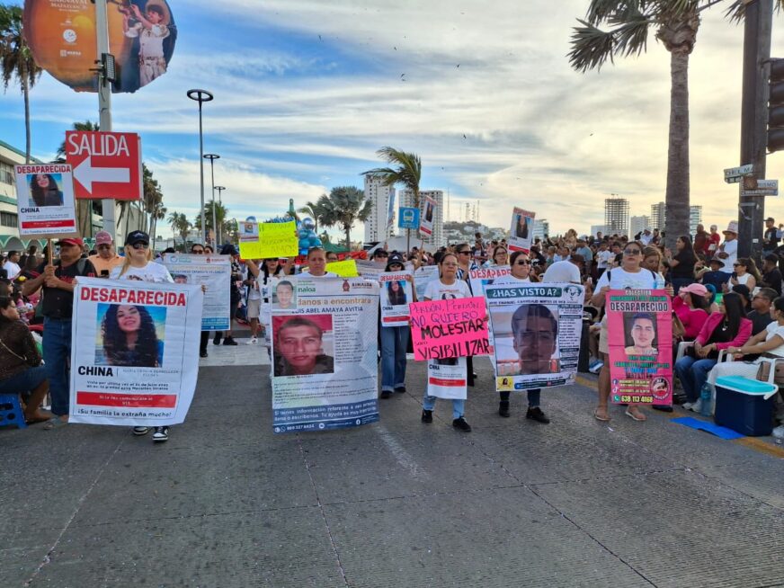 “¿Dónde están?”: familiares alzan la voz en el primer desfile del Carnaval de Mazatlán 2026