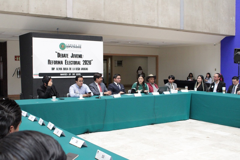 Alma Rosa de la Vega abre debate juvenil electoral