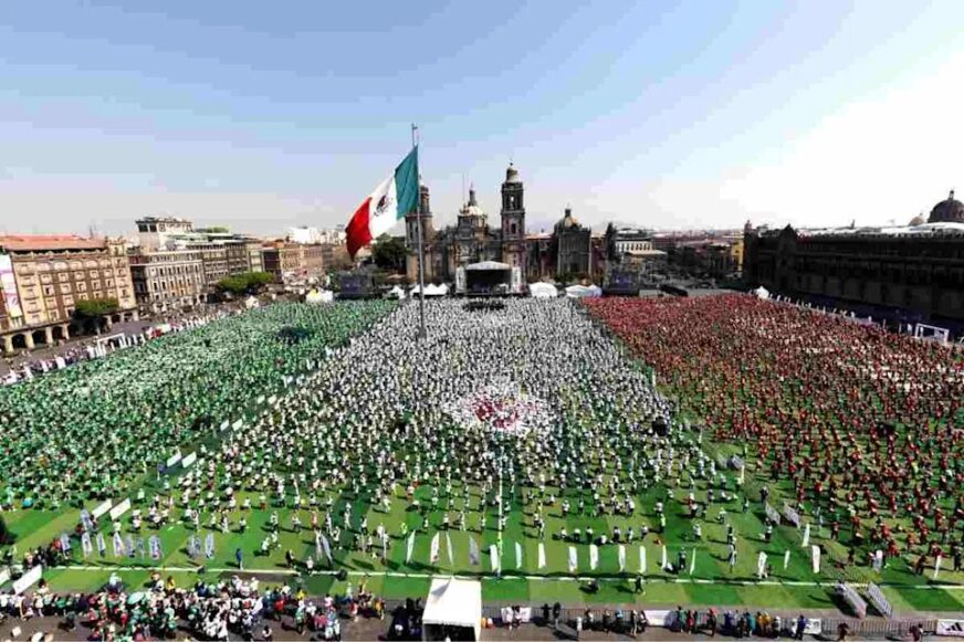 CDMX rompe Récord Guinness con clase masiva de futbol en el Zócalo