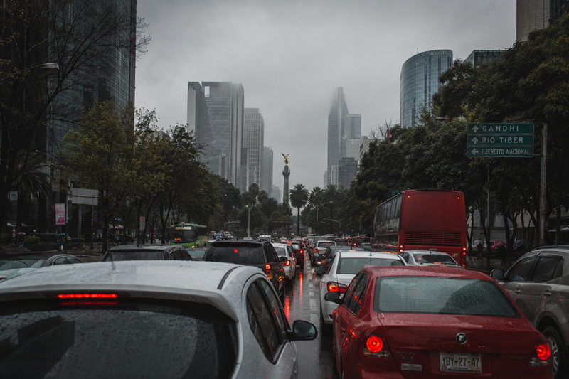 Colapso vial en CDMX por megamarcha y lluvias afecta a millones