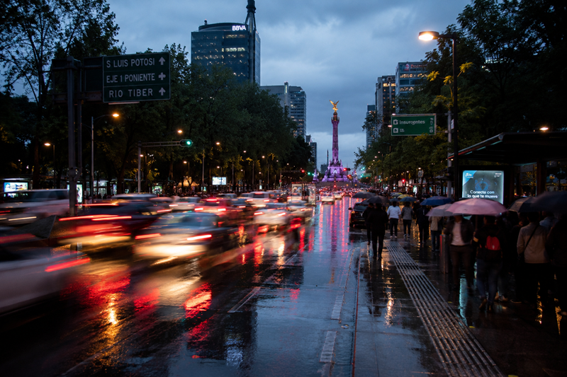 Lluvia y marchas colapsan vialidades y retrasan nueve líneas del Metro CDMX