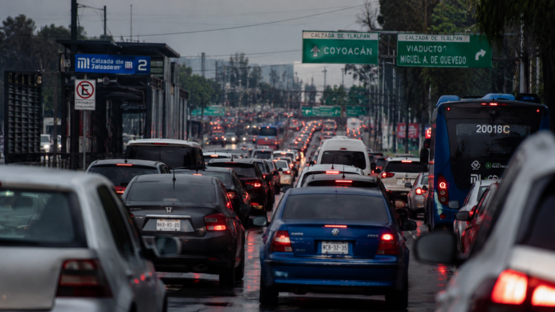Tráfico y lluvias saturan movilidad en CDMX; Metro opera sin cierres masivos