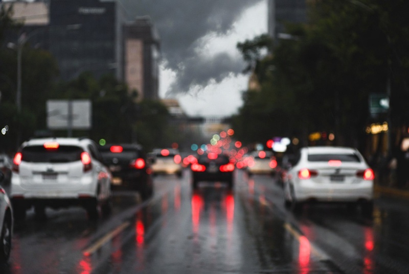 Lluvias y marchas complican la movilidad en la CDMX este martes