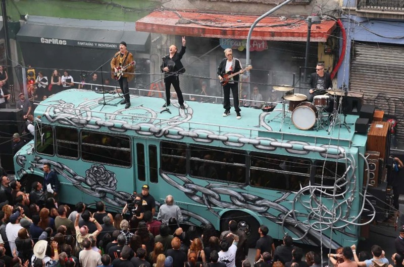 U2 sorprende a la CDMX con rodaje secreto en Plaza de Santo Domingo