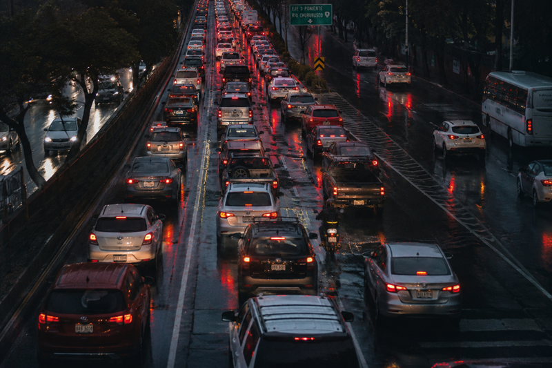 Movilidad CDMX: Lluvias y marchas alteran tiempos de traslado este martes