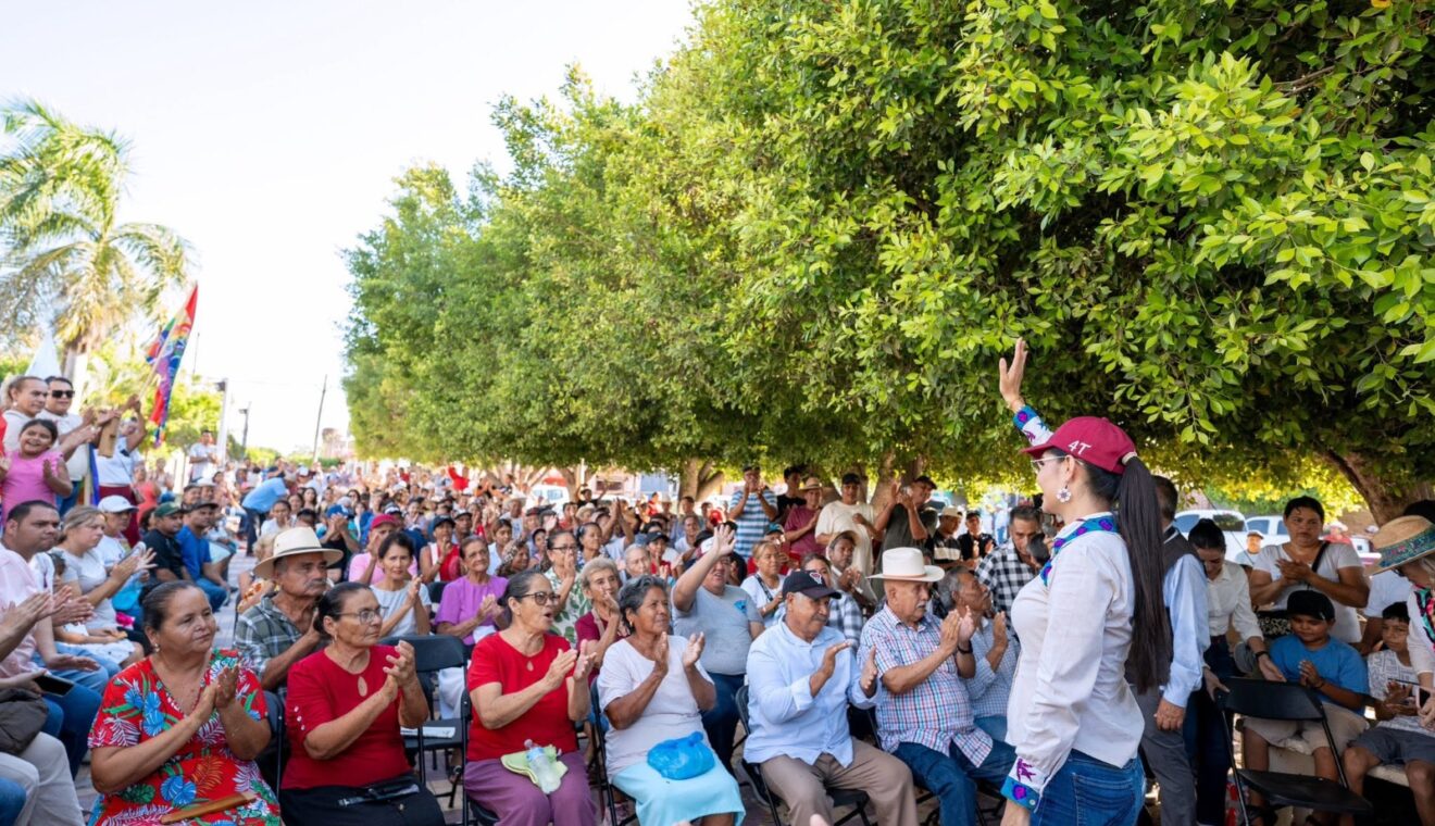 Geraldine Ponce saluda a habitantes durante un encuentro en Nayarit