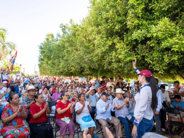 Geraldine Ponce saluda a habitantes durante un encuentro en Nayarit