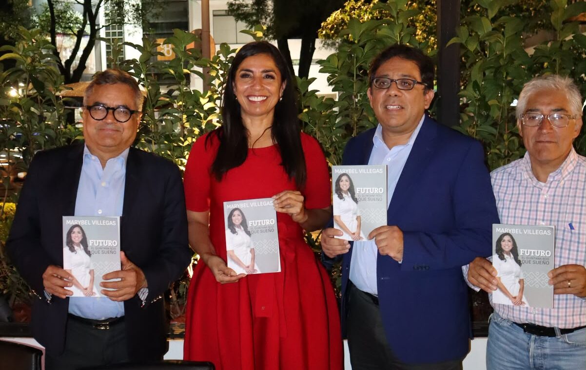 Marybel Villegas acompañada por asistentes durante la presentación de su libro sobre Quintana Roo