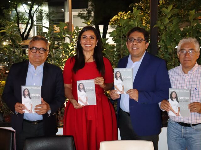 Marybel Villegas acompañada por asistentes durante la presentación de su libro sobre Quintana Roo