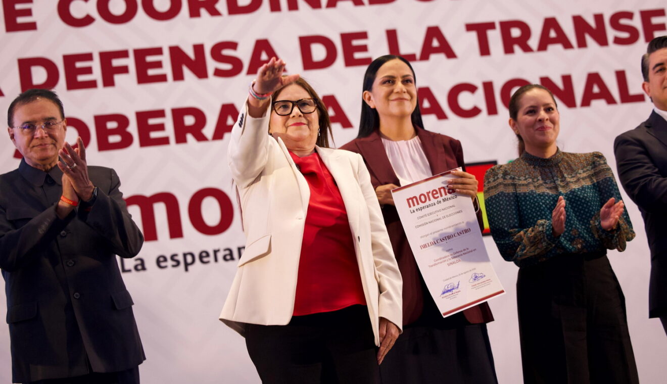Imelda Castro saluda tras recibir su nombramiento como coordinadora estatal de Morena en Sinaloa