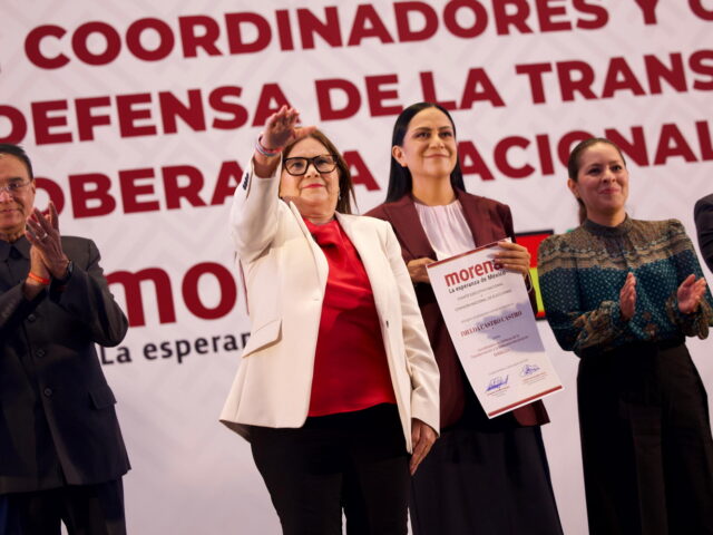 Imelda Castro saluda tras recibir su nombramiento como coordinadora estatal de Morena en Sinaloa
