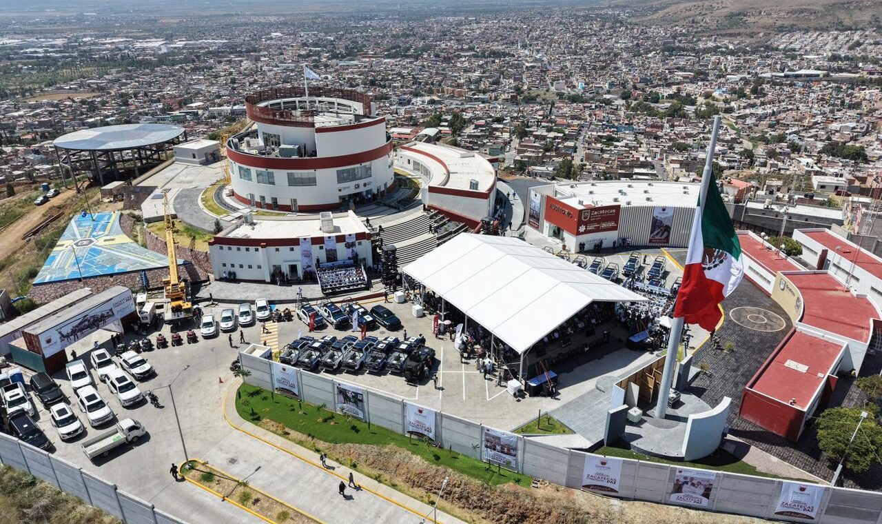 Vista aérea de un complejo de seguridad y la ciudad de Zacatecas, con bandera de México