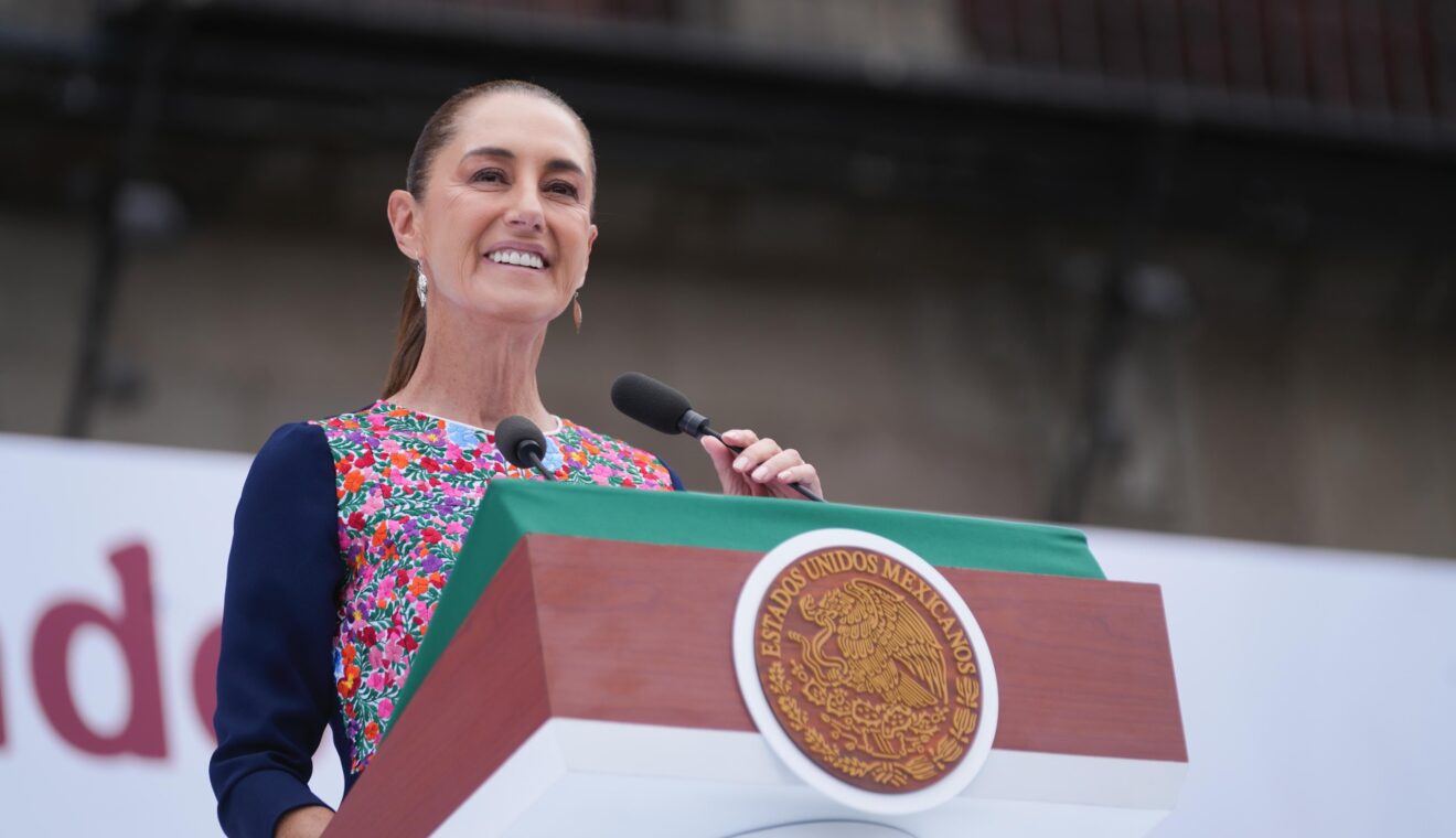 Claudia Sheinbaum pronuncia un discurso desde el atril presidencial en el Zócalo.