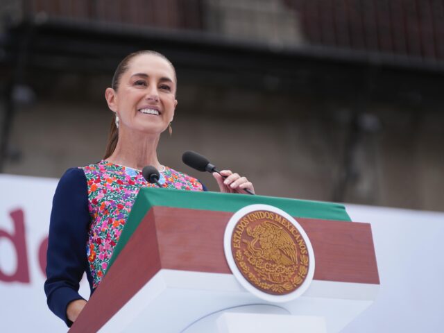 Claudia Sheinbaum pronuncia un discurso desde el atril presidencial en el Zócalo.