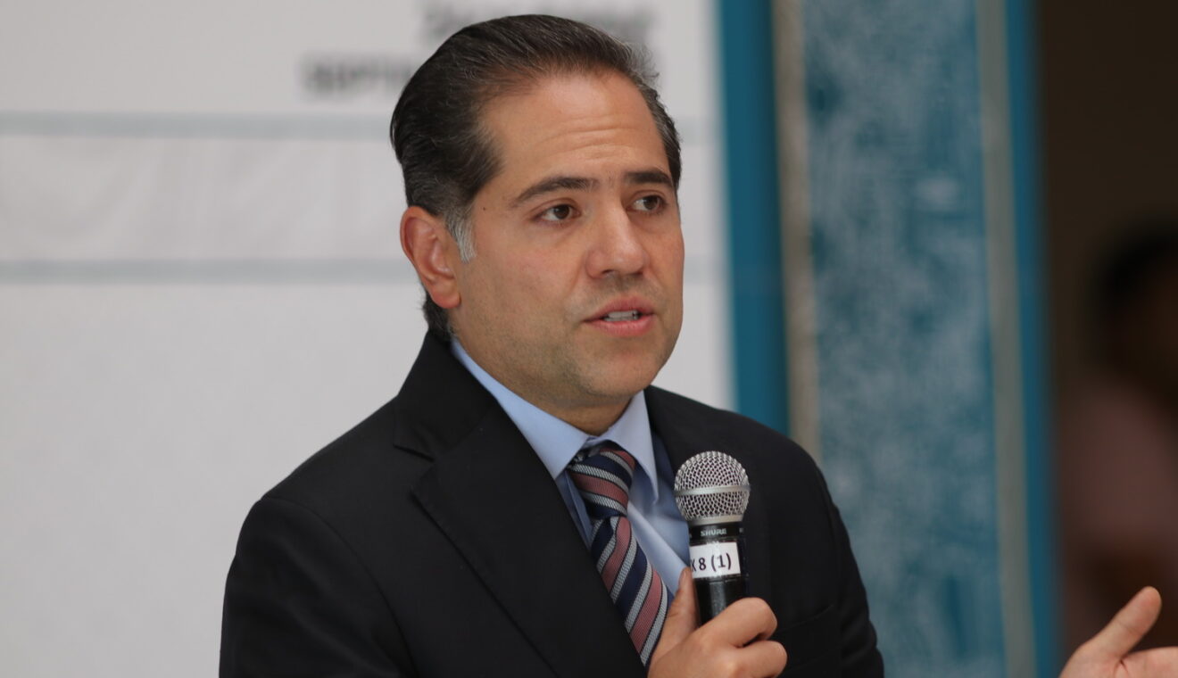 Raúl Bolaños-Cacho Cué habla ante representantes de medios de comunicación.