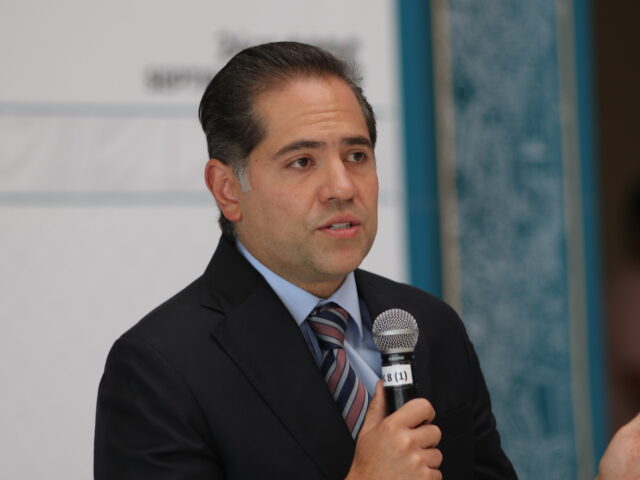 Raúl Bolaños-Cacho Cué habla ante representantes de medios de comunicación.