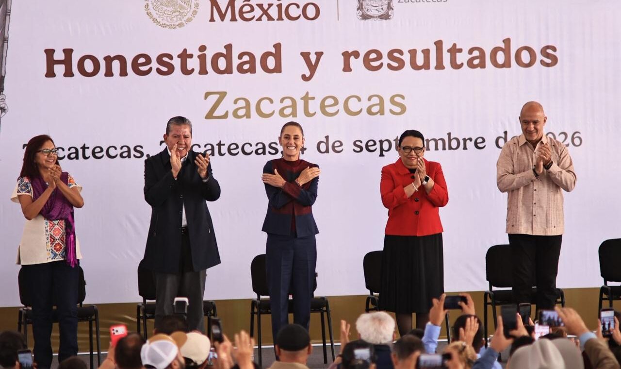 Claudia Sheinbaum y David Monreal aplauden durante la gira del Segundo Informe en Zacatecas