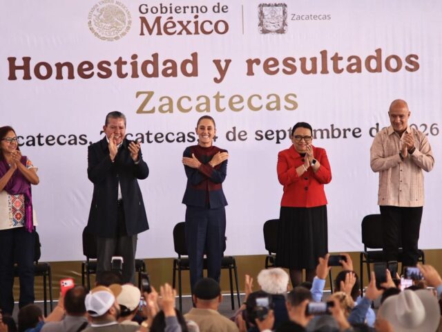 Claudia Sheinbaum y David Monreal aplauden durante la gira del Segundo Informe en Zacatecas
