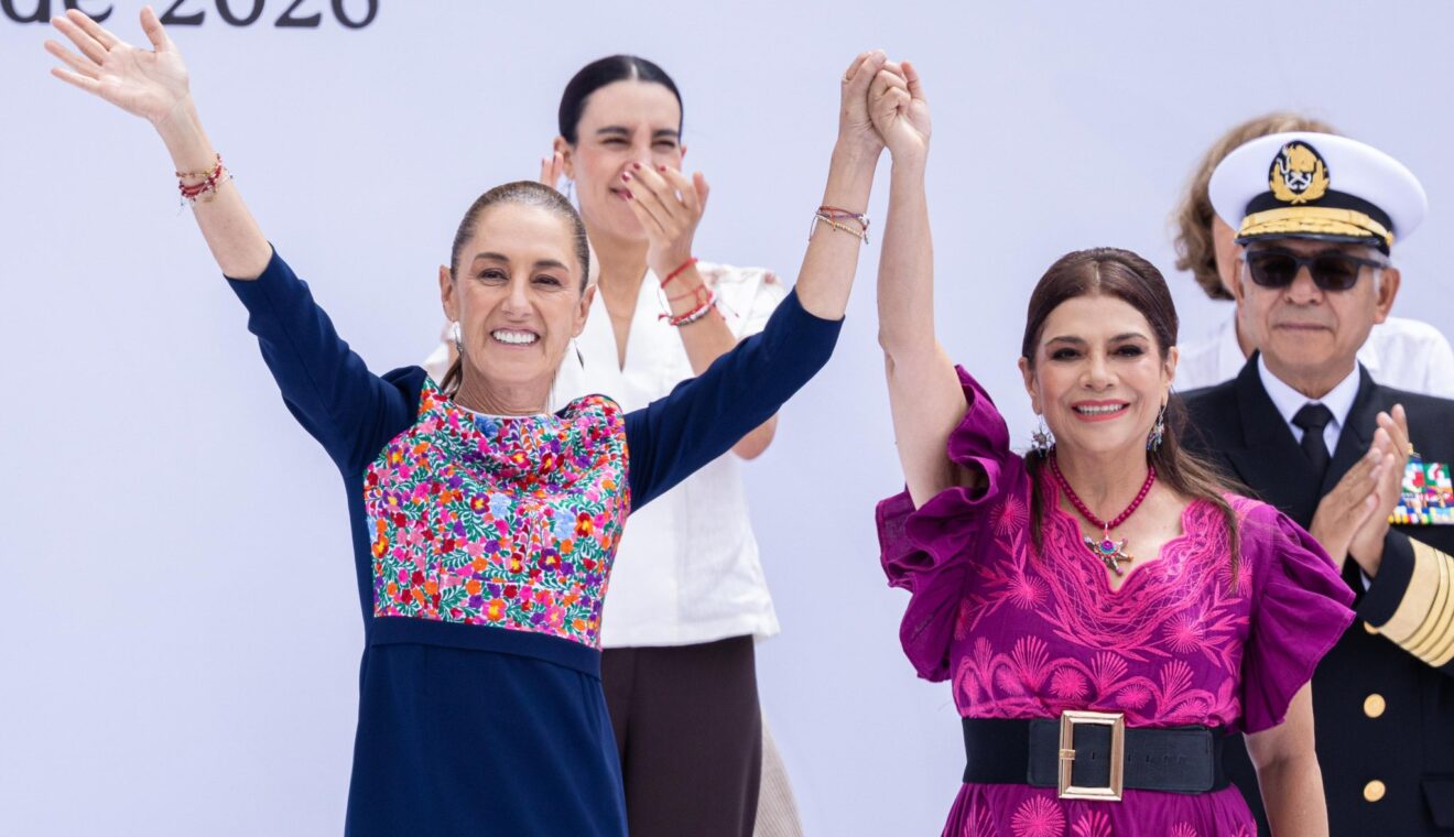 Claudia Sheinbaum y Clara Brugada sonríen con las manos unidas y los brazos levantados durante el acto en el Zócalo.