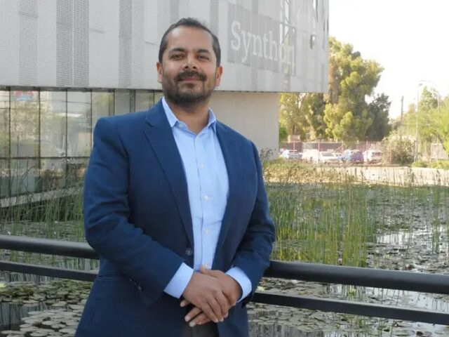 Anish Mehta posa frente a las instalaciones de Synthon.