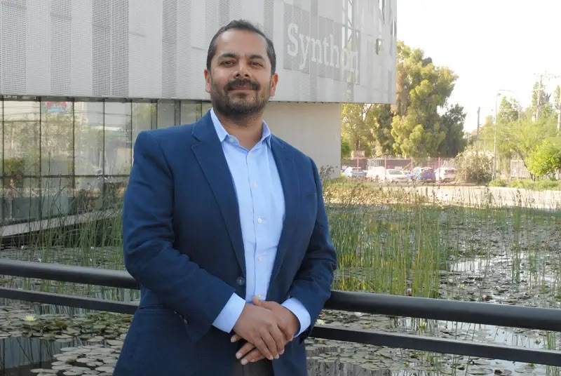 Anish Mehta posa frente a las instalaciones de Synthon.